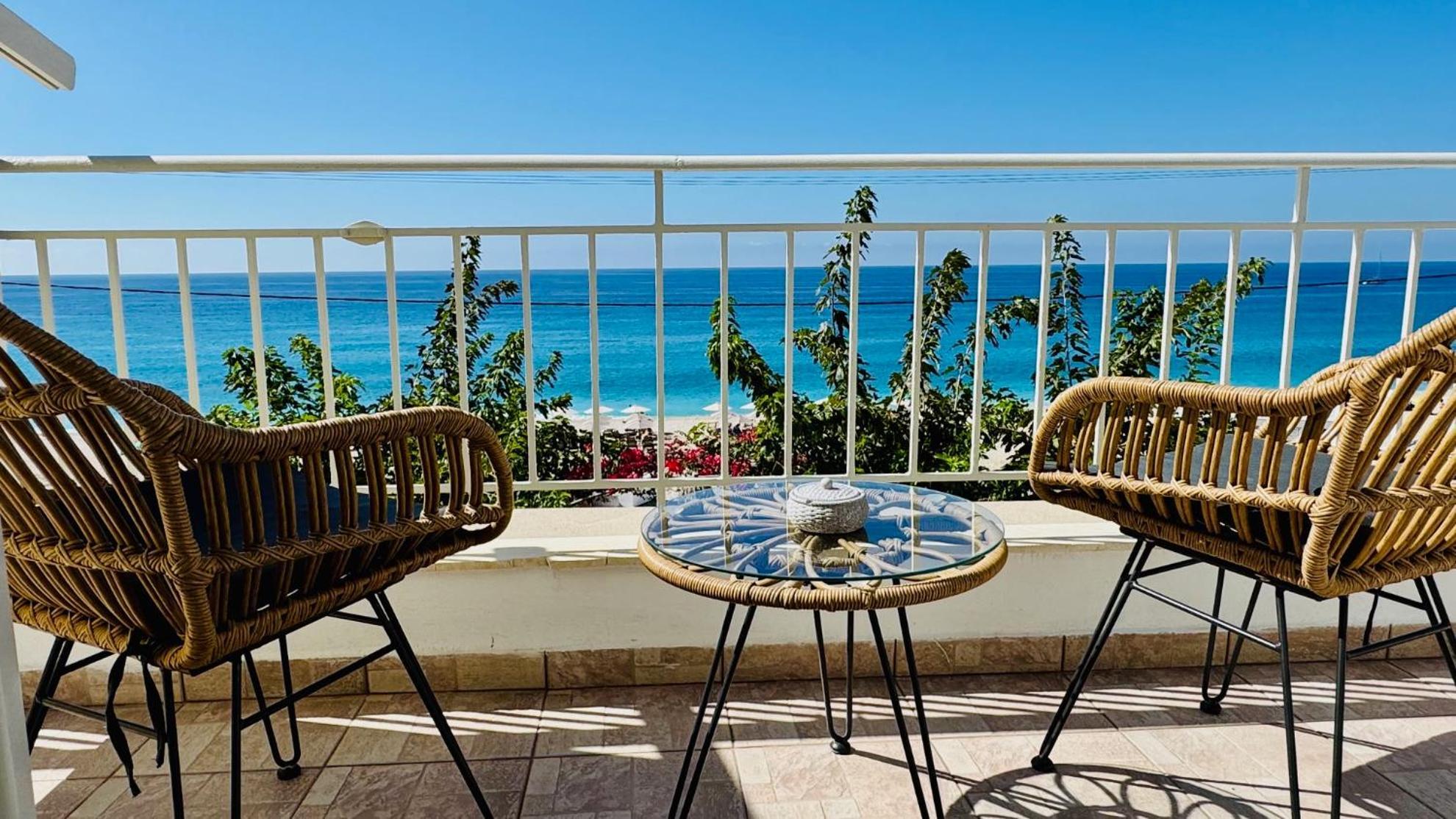 Monato Luxury Apartments Ayios Nikitas Bagian luar foto